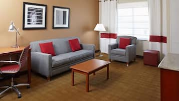 Colchones con pillow-top, escritorio y cortinas blackout