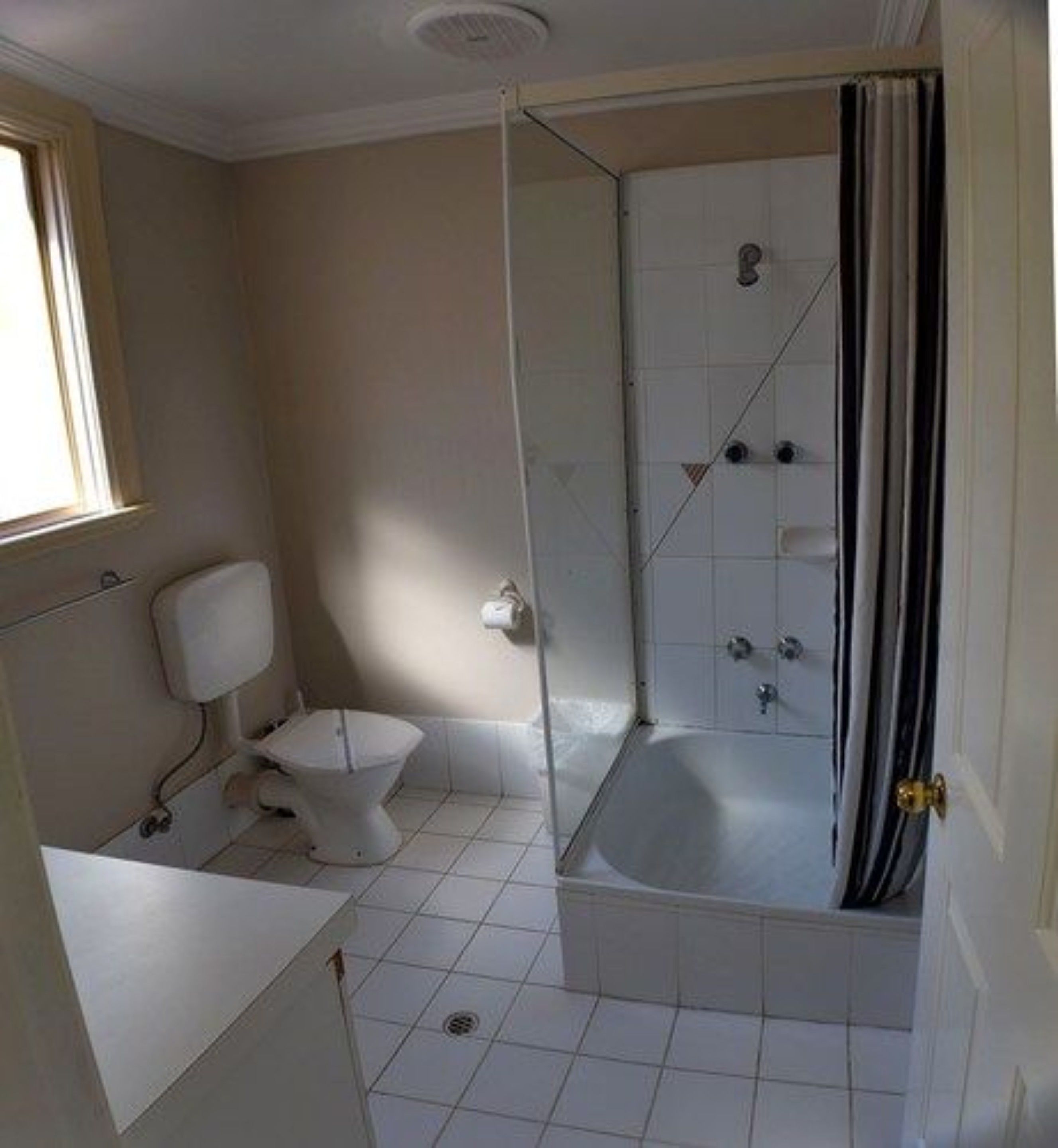 five-bedroom apartment | bathroom | shower, free toiletries, towels