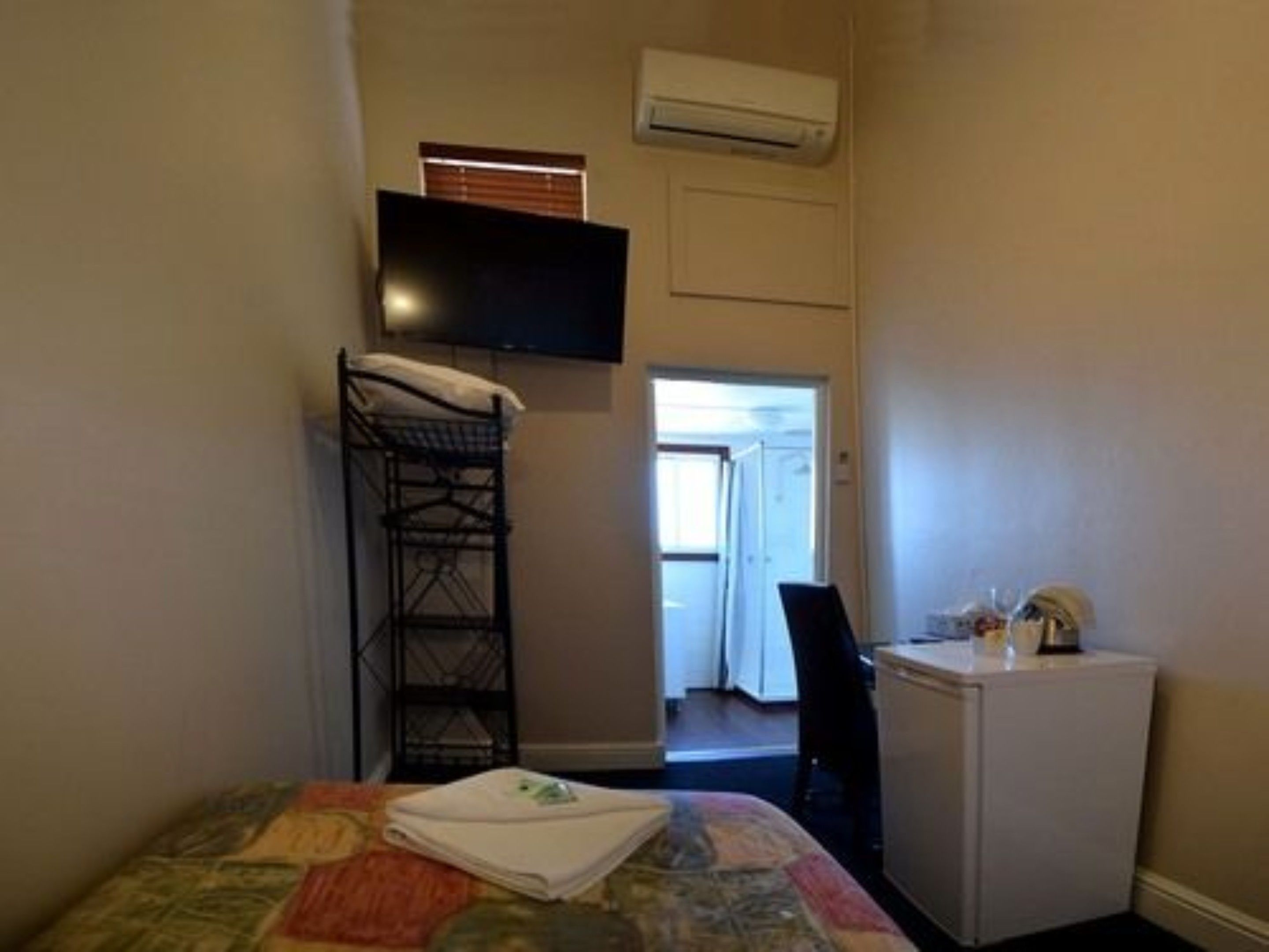 single room - refurbished | free wifi, bed sheets