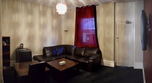 One-Bedroom Suite | Living area | TV - Palace Hotel Kalgoorlie (Kalgoorlie)