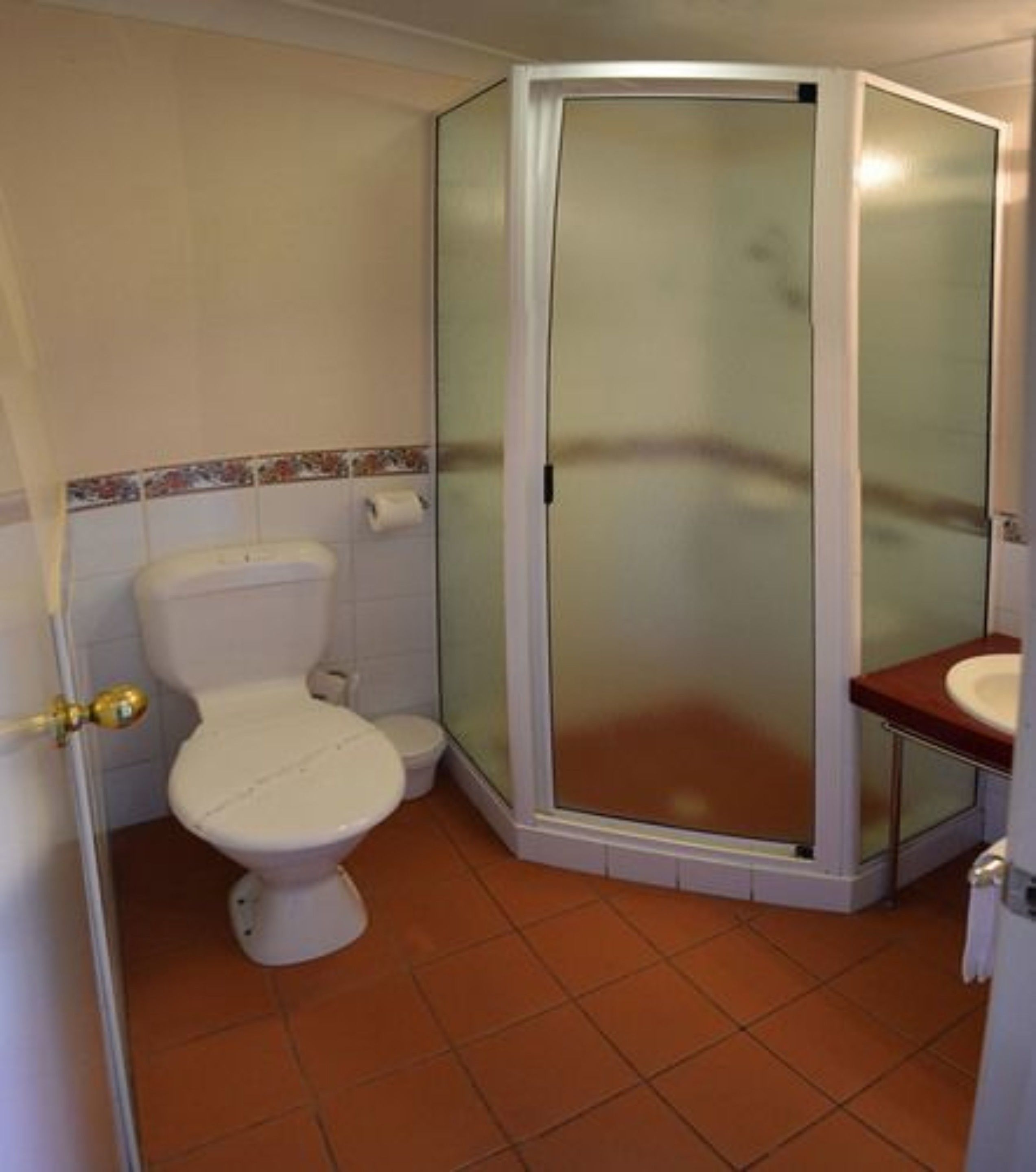 shower, free toiletries, towels