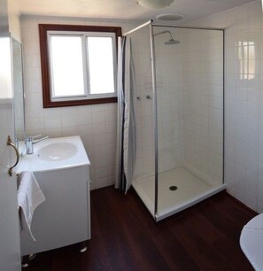 Refurbished Single with a Single Bed | Banheiro | Chuveiro, produtos de toalete grátis, toalhas de banho 
