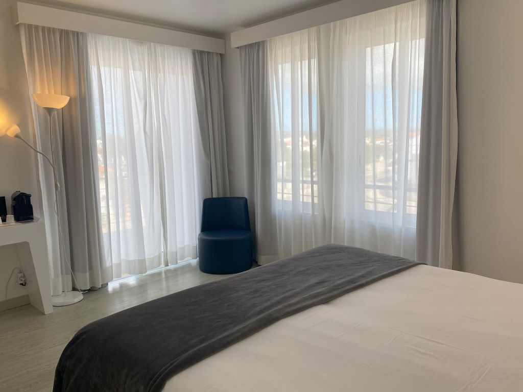 Minibar, cortinas blackout, tabla de planchar con plancha y wifi gratis 