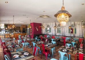 Dinner served  - Mareta Beach Boutique Bed & Breakfast (Vila do Bispo)