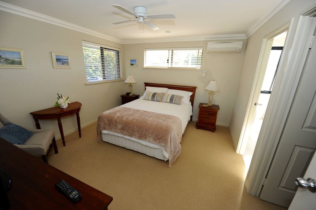 Queensize Room 1