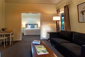 Superior-Suite, 1 King-Bett, zum Innenhof hin | Pillowtop-Betten, schallisolierte Zimmer, Bügeleisen/Bügelbrett