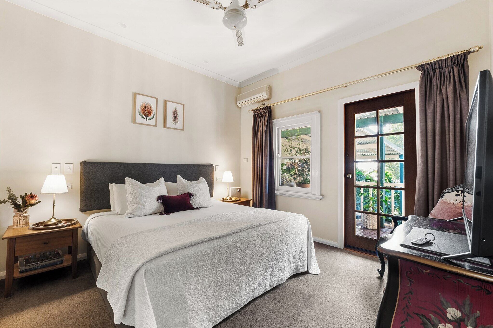 Doppelzimmer, 1 King-Bett | Pillowtop-Betten, schallisolierte Zimmer, Bügeleisen/Bügelbrett