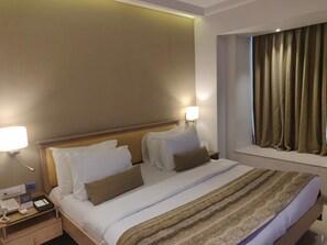 In-room safe, desk, laptop workspace, blackout drapes - Hotel Suncity Apollo (Mumbai)