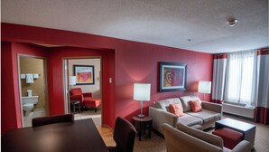 Desk, iron/ironing board, WiFi (free), bed sheets - Holiday Inn Express & Suites Chatham South by IHG (Chatham-Kent)