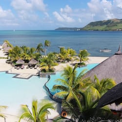 Piscine extérieure, parasols de plage, chaises longues