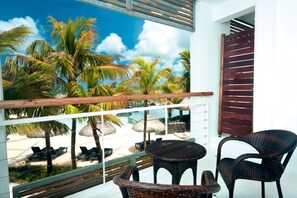 Family Room | Balcony - Laguna Beach Hotel & Spa (Grand River South East)