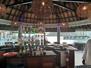 Bar (on property) - Laguna Beach Hotel & Spa (Grand River South East)