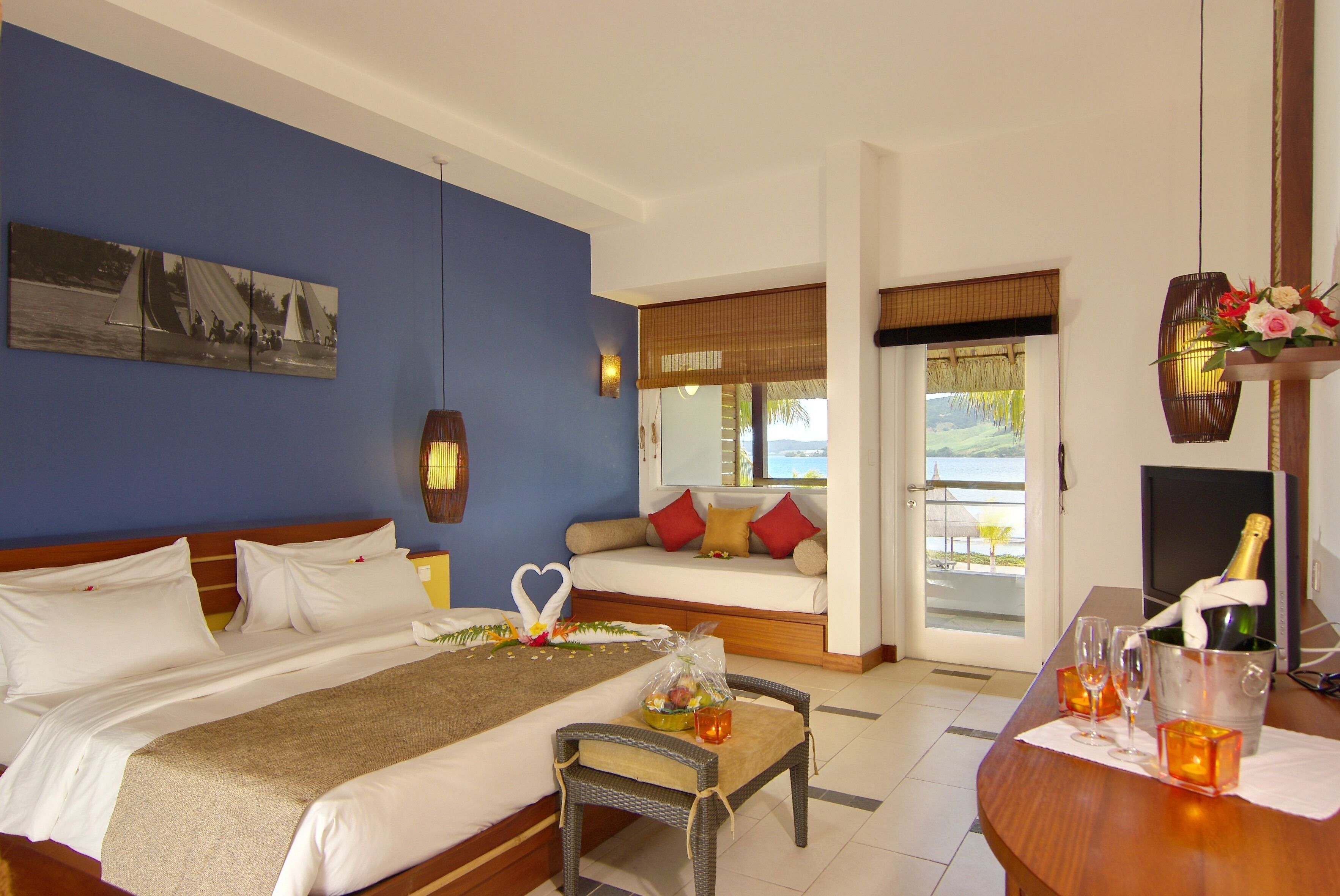 Hypo-allergenic bedding, minibar, in-room safe, free WiFi