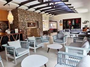 Lobby sitting area - Laguna Beach Hotel & Spa (Grand River South East)