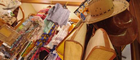 Una exhibición de sombreros y bolsos en una tienda.