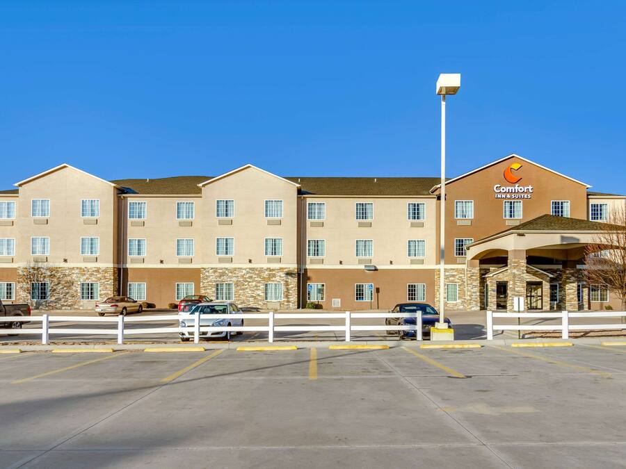 Een Comfort Inn & Suites hotel met een parkeerplaats ervoor.