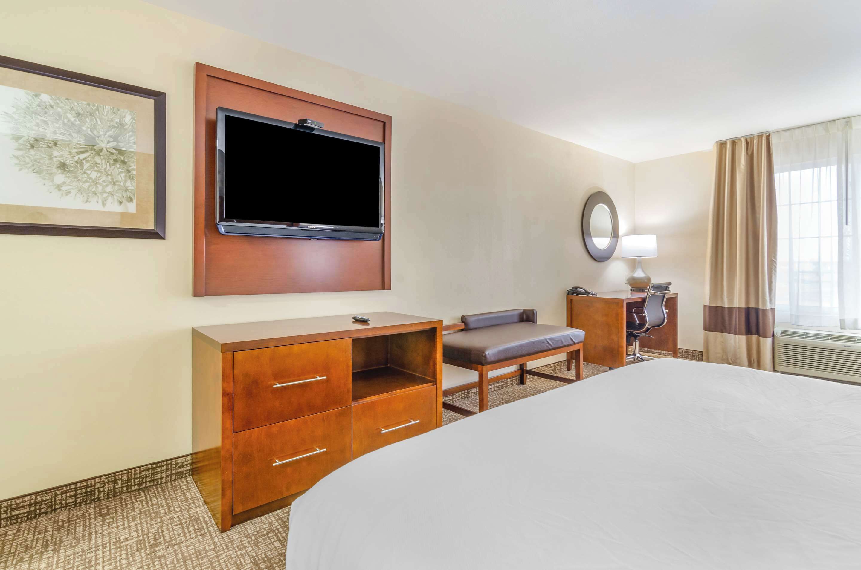 desk, iron/ironing board, wifi, bed sheets