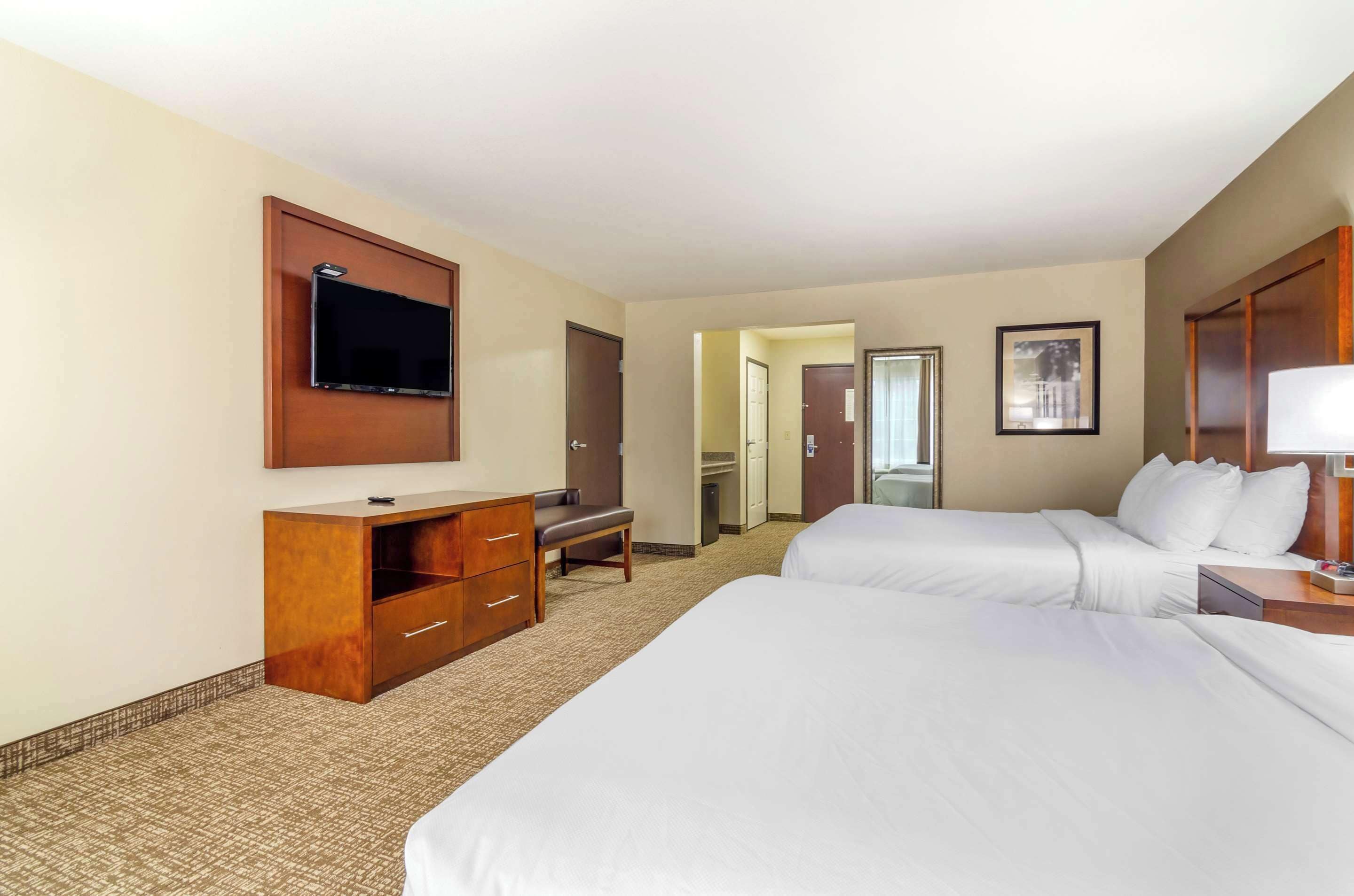 desk, iron/ironing board, wifi, bed sheets