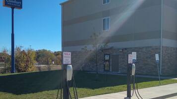A Comfort Inn & Suites building with two Tesla charging stations.
