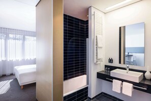 Deluxe Room, 1 King Bed | Bathroom | Hair dryer, towels, soap, shampoo - Lindner Hotel Frankfurt Sportpark, part of JdV by Hyatt (Frankfurt)
