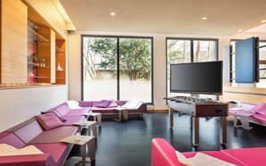 Blick auf den Garten, serviert FrĂŒhstĂŒck, Mittagessen und Abendessen