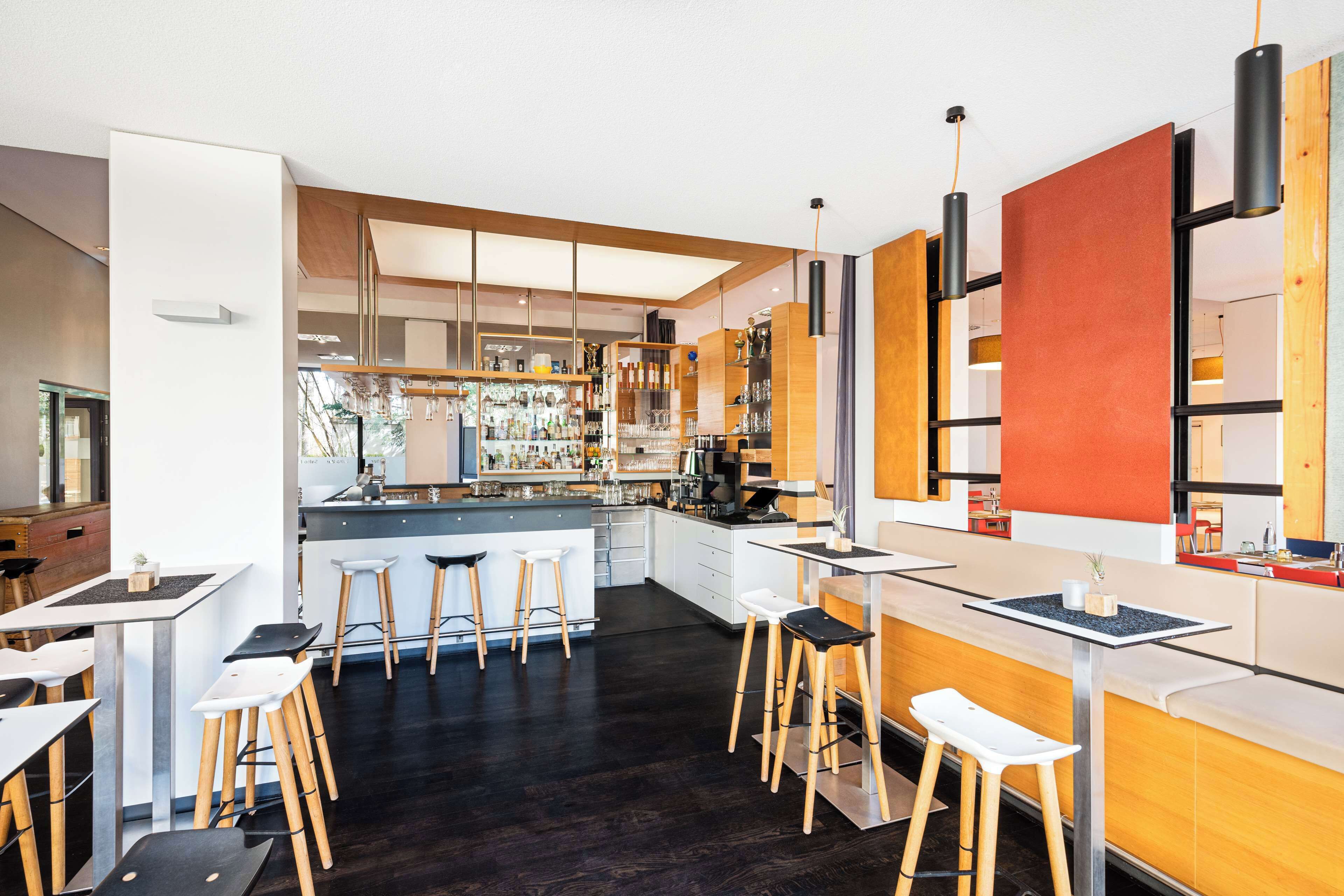 garden views, serves breakfast, lunch and dinner