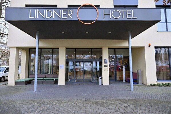 Property entrance - Lindner Hotel Frankfurt Sportpark, part of JdV by Hyatt (Frankfurt)