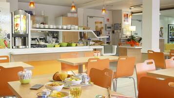 Petit déjeuner buffet (8 EUR par personne)