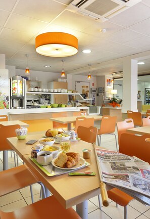 Daily buffet breakfast (EUR 8 per person) - Suite Home Apt en Luberon (Apt)