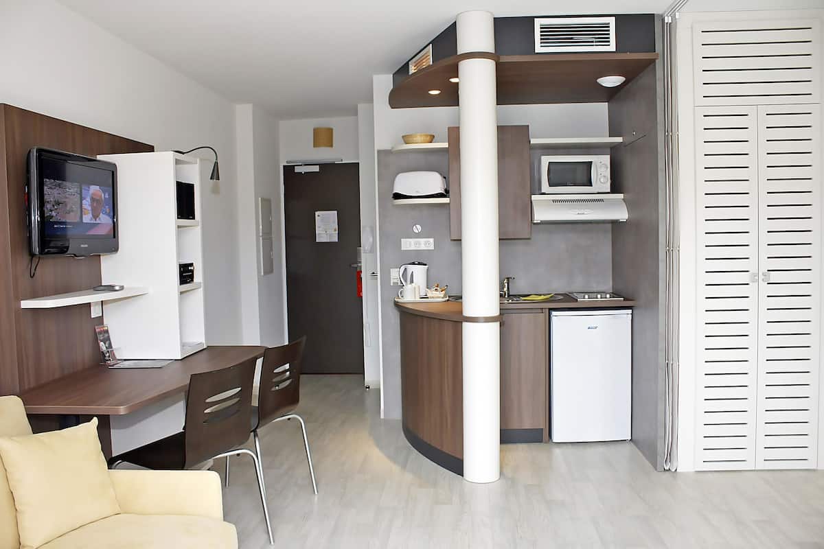 Ropa de cama de alta calidad y caja de seguridad en la habitación