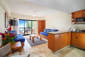 One Bedroom Suite Ocean View | Coin séjour | Télévision à écran plat de 32 pouces avec chaînes par câble, télévision