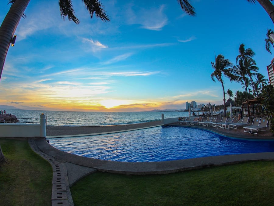 Piscina externa, guarda-sóis, espreguiçadeiras