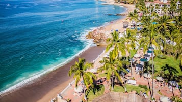 En la playa, camastros, sombrillas y toallas de playa