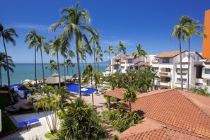 Outdoor pool, pool umbrellas, pool loungers - Plaza Pelicanos Grand Beach Resort - All Inclusive (Puerto Vallarta)
