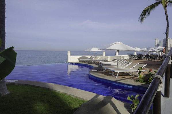 Outdoor pool, pool umbrellas, sun loungers - Plaza Pelicanos Grand Beach Resort - All Inclusive (Puerto Vallarta)