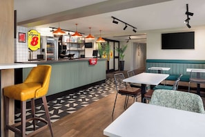 Déjeuner, dîner et souper servis sur place; cuisine américaine