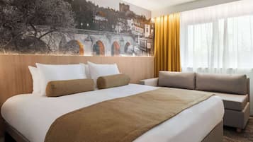 標準客房, 1 張特大雙人床 | 書桌、筆電工作空間、遮光布/窗簾、熨斗/熨衣板