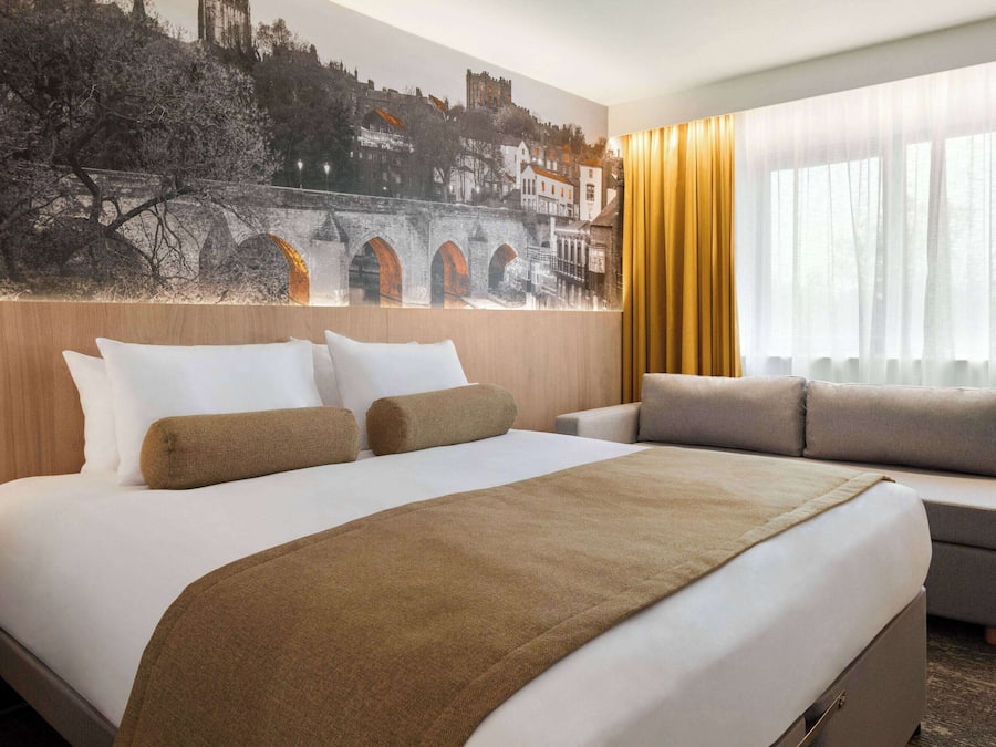 Standard Room, 1 King Bed | Desk, laptop workspace, blackout drapes, iron/ironing board