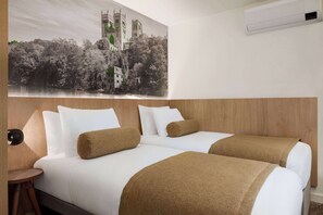 Kamar Keluarga (Family King and Twin Room) | Meja kerja, ruang kerja ramah laptop, dan tirai kedap cahaya