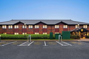 Exterior - Super 8 by Wyndham Durham (Durham)