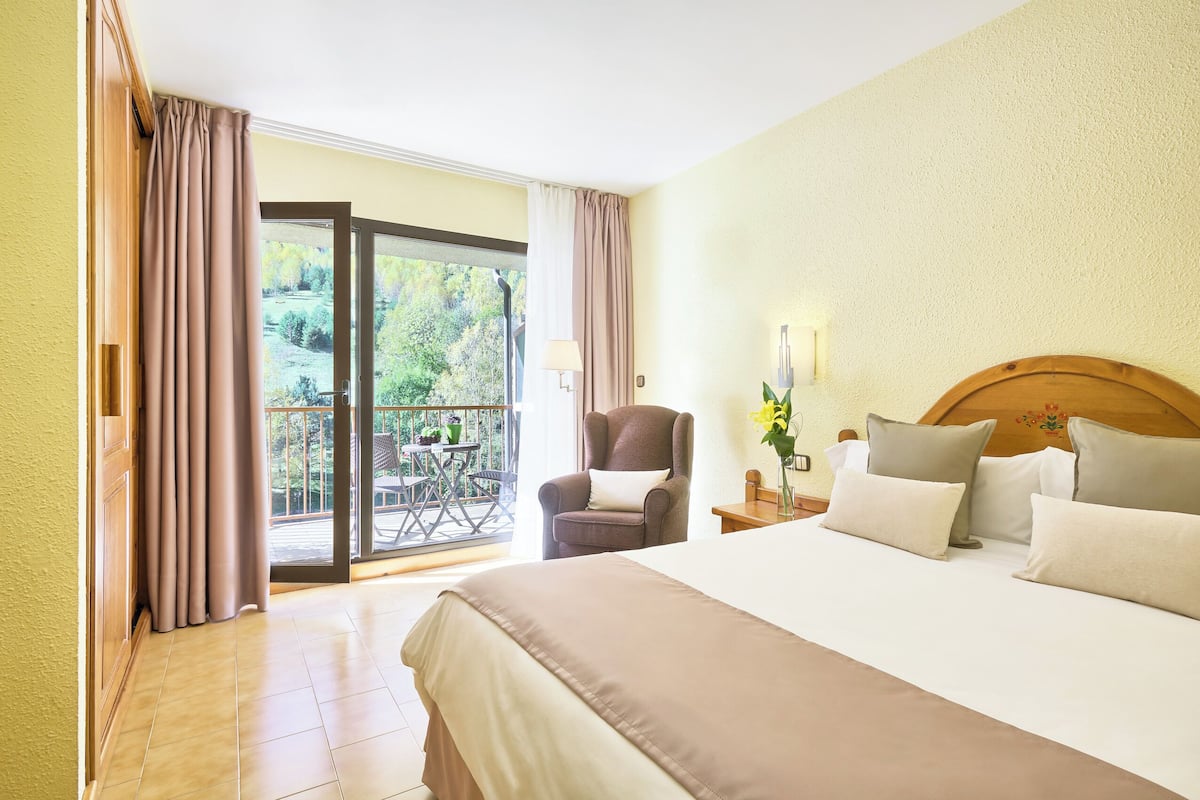 In-room safe, desk, blackout drapes, soundproofing