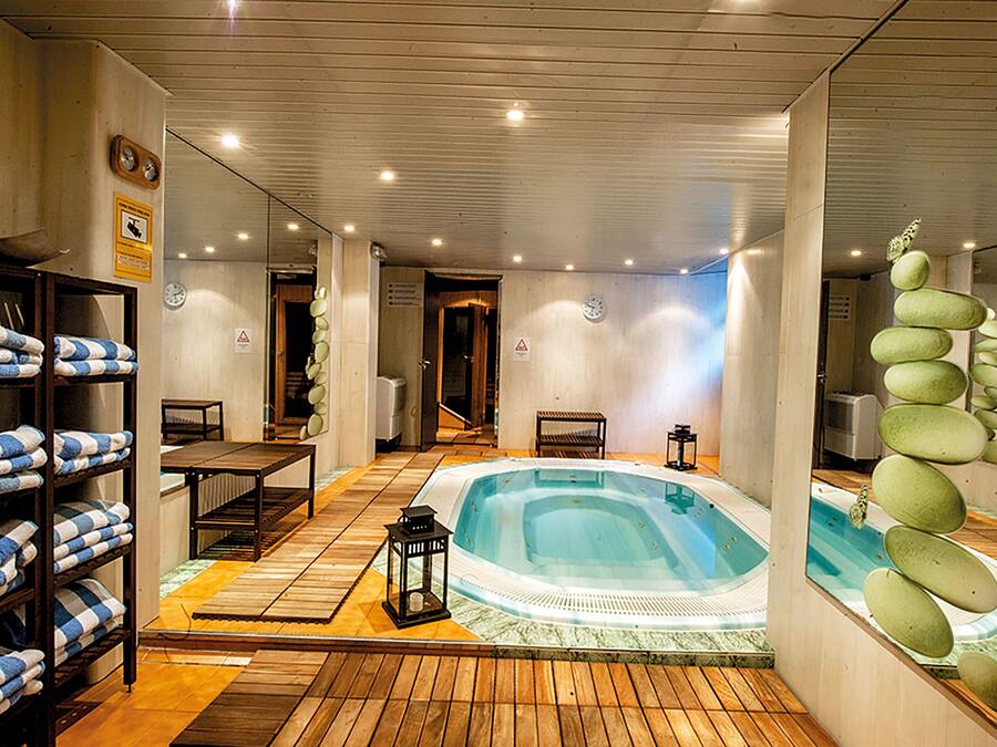 Indoor spa tub