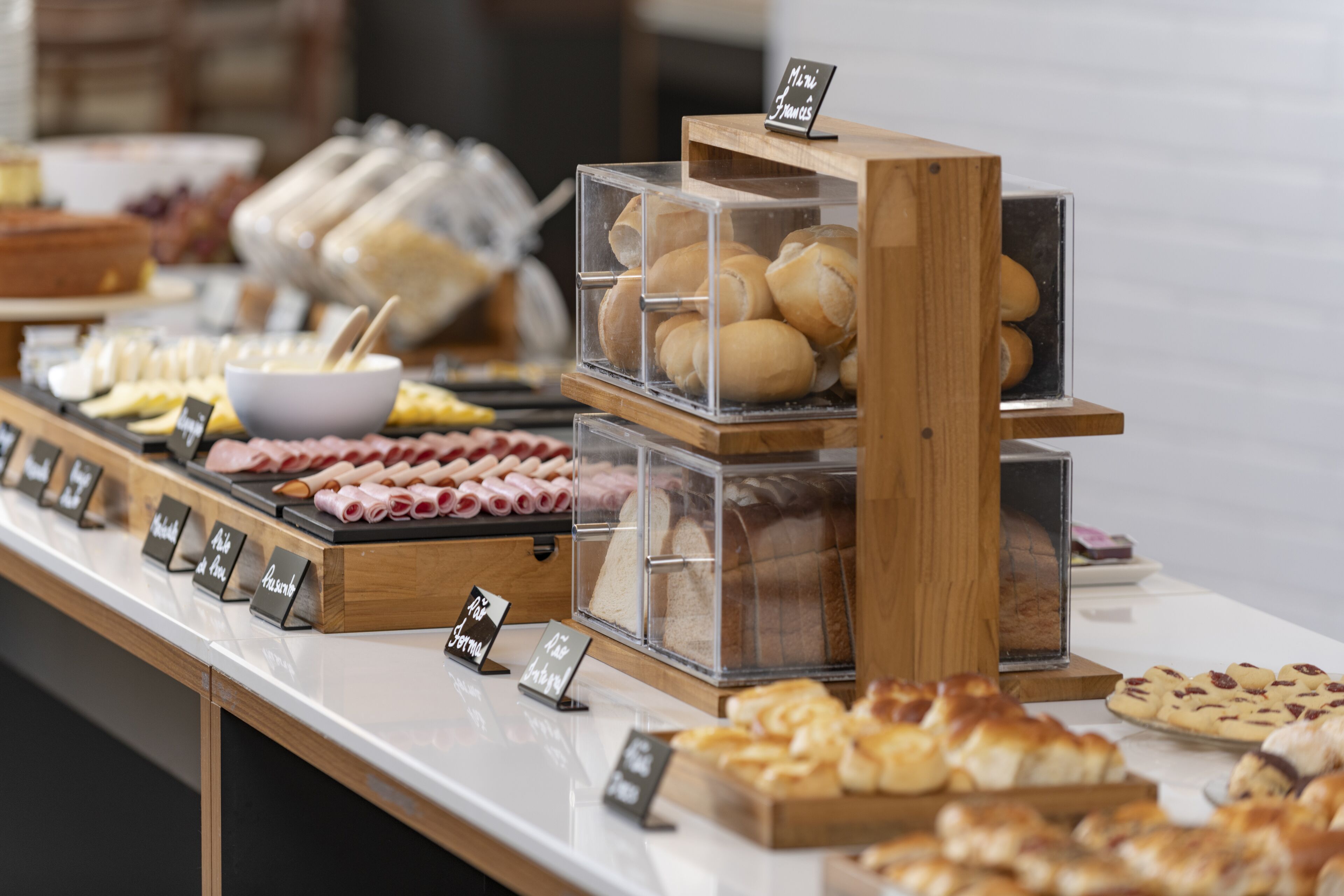 Una vitrina de panadería con diversos productos horneados y pasteles.