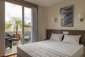 Suite estudio de lujo | Minibar, caja de seguridad en la habitación y escritorio