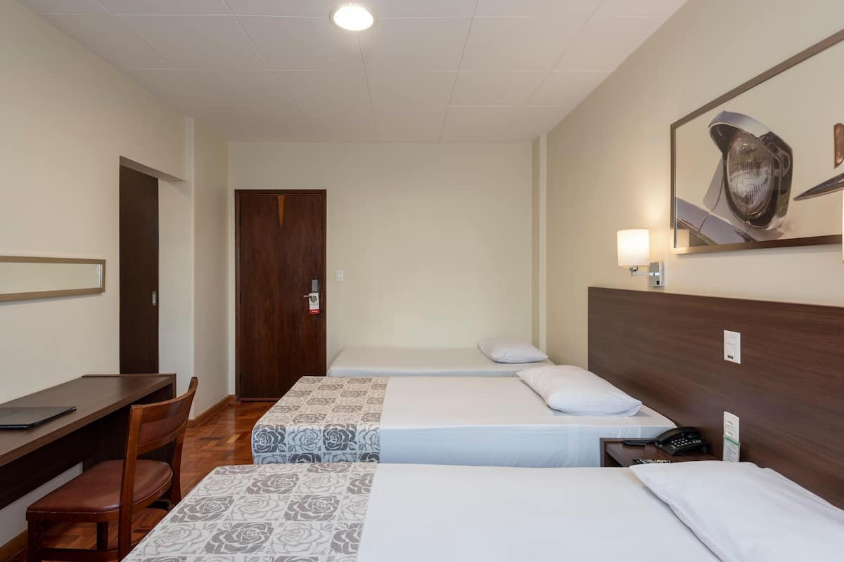 Een minibar, een kluis op de kamer, een bureau, geluiddichte muren