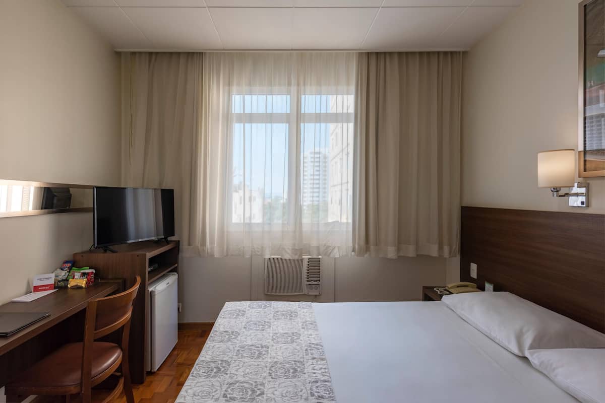 Een minibar, een kluis op de kamer, een bureau, geluiddichte muren