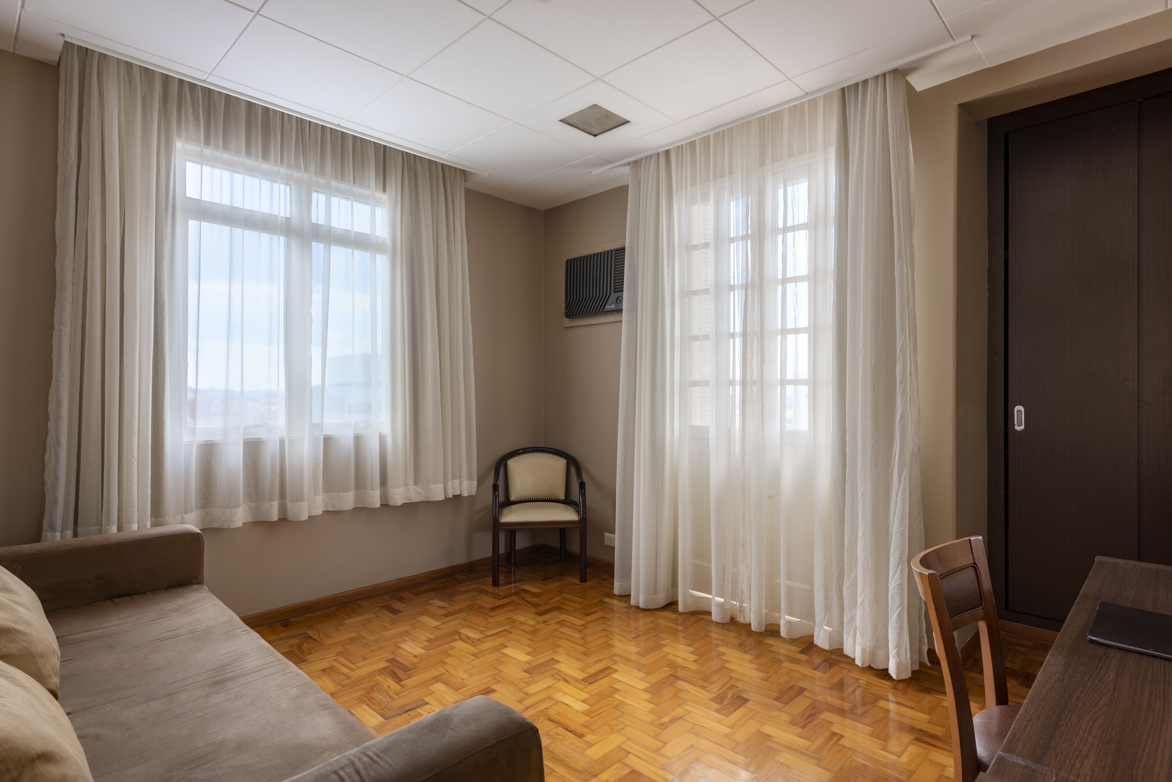 Suíte júnior, 1 cama King e sofá-cama | Frigobar, cofres nos quartos, escrivaninha, quartos à prova de som