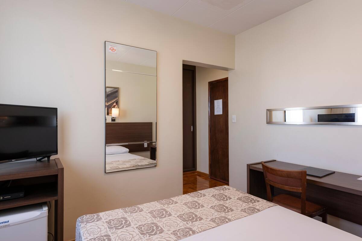 Minibar, Zimmersafe, Schreibtisch, schallisolierte Zimmer