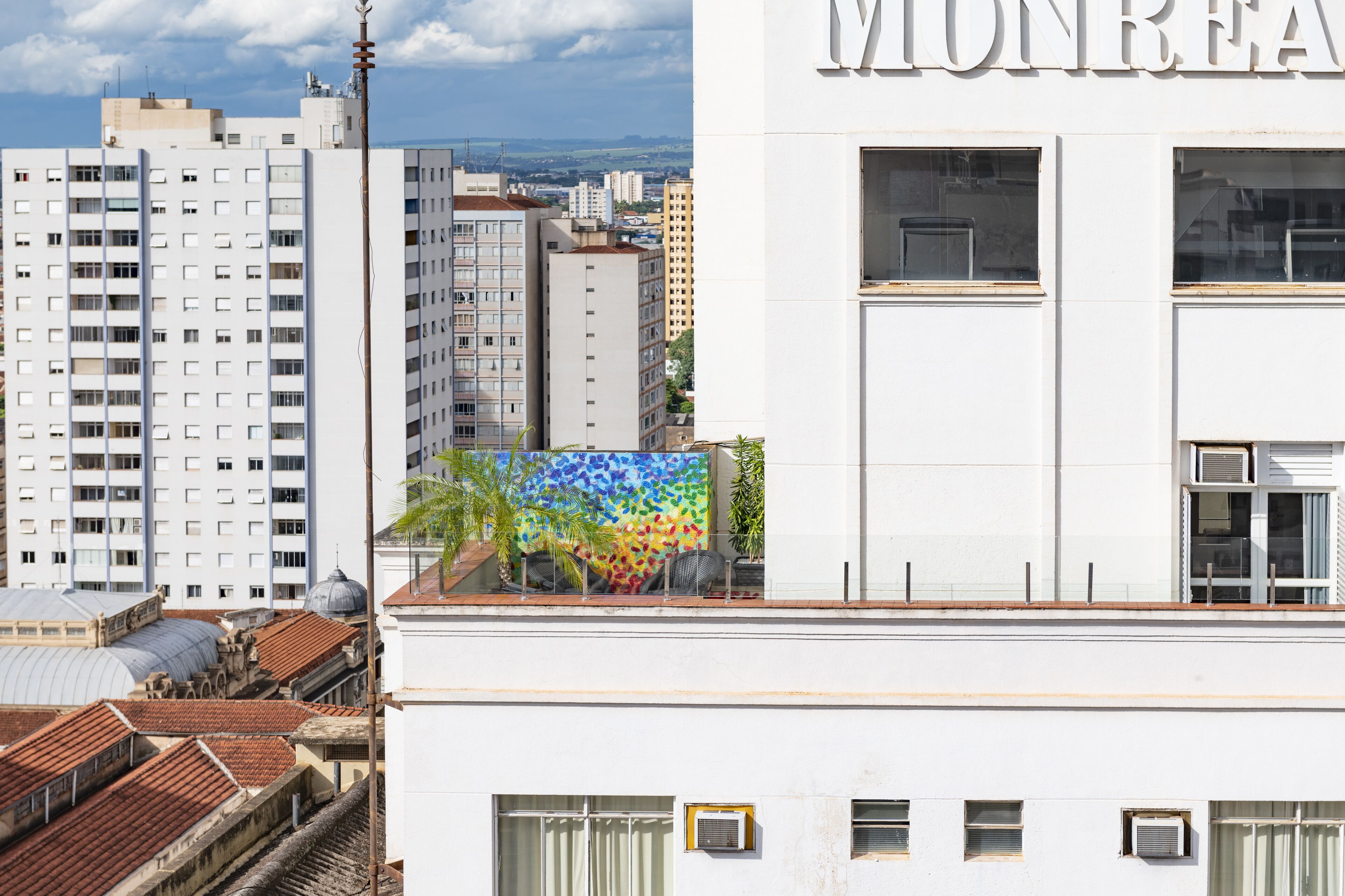Un edifici modern amb un gran rètol que diu "MONREAU".
