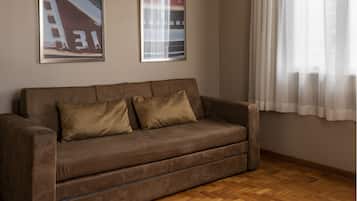 Suíte júnior, 1 cama King e sofá-cama | Frigobar, cofres nos quartos, escrivaninha, quartos à prova de som